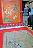 郭巨山（かっきょやま）の後部に飾られる見送り幕「牡丹（ぼたん）に唐獅子図」が復元新調